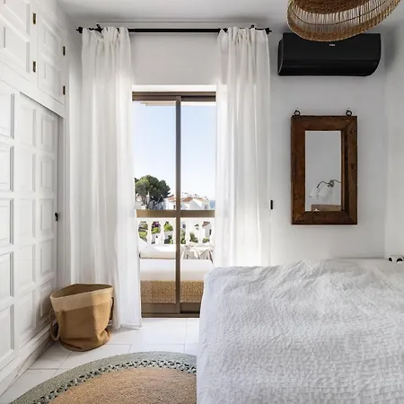Newly Renovated Townhouse With Sea View And Pool Hébergement de vacances *