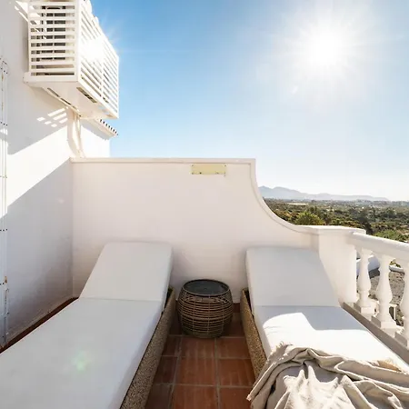 Hébergement de vacances Newly Renovated Townhouse With Sea View And Pool Nerja