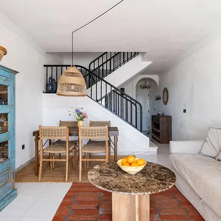 Newly Renovated Townhouse With Sea View And Pool Hébergement de vacances Nerja